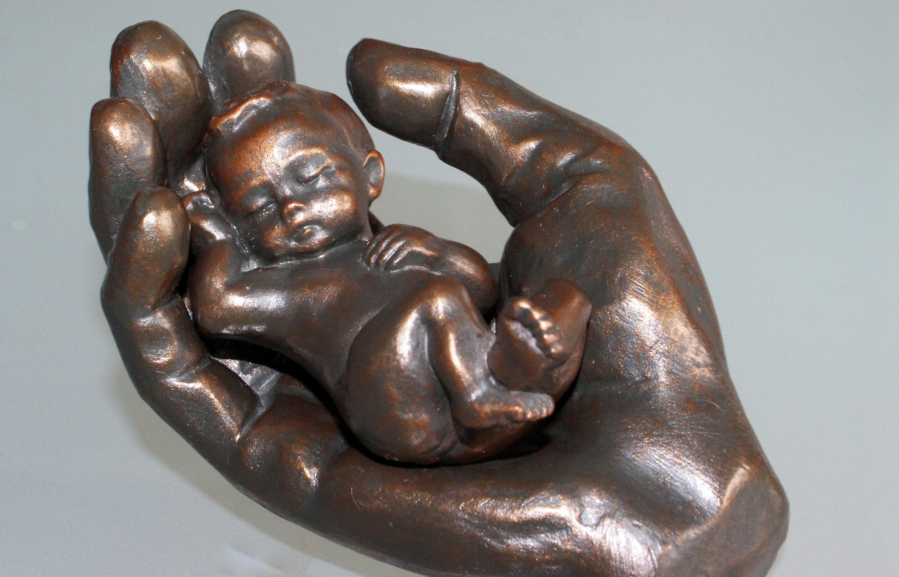Hand Kind Bronzefigur